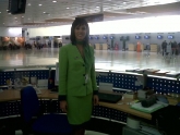 AZAFATA EN PUNTO DE INFORMACI&Oacute;N DEL AEROPUERTO